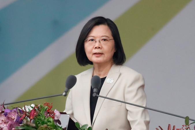 Prezydent Tajwanu Tsai Ing-wen wygłasza przemówienie podczas obchodów Święta Narodowego Tajwanu przed Pałacem Prezydenckim w Tajpej, Tajwan, 10.10.2022 r. (DANIEL CENG SHOU YI/PAP/EPA)
