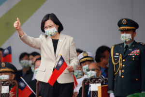 Prezydent Tajwanu Tsai Ing-wen z tajwańską flagą podczas obchodów Święta Narodowego Tajwanu przed Pałacem Prezydenckim w Tajpej, Tajwan, 10.10.2022 r. (DANIEL CENG SHOU YI/PAP/EPA)