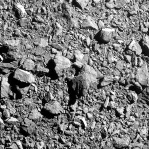 Ostatnie kompletne zdjęcie Dimorphosa, małego księżyca planetoidy Didymos, wykonane podczas DART, misji NASA, z odległości 7 mil (12 km) od powierzchni i 2 sekundy przed zderzeniem. Na zdjęciu widać fragment powierzchni tego małego księżyca o średnicy 100 stóp (31 m). Zdjęcie udostępnione przez National Aeronautics and Space Administration (NASA) 11.10.2022 r. (NASA/JOHNS HOPKINS APL/HANDOUT/PAP/EPA)