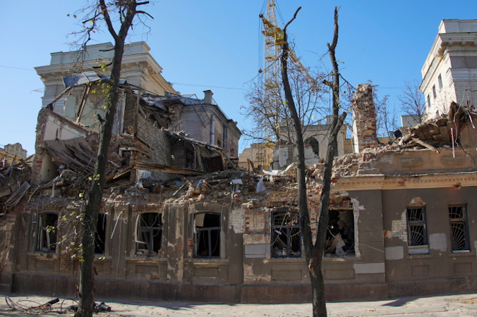 Zniszczony w ostrzale budynek administracyjny w Charkowie, północno-wschodnia Ukraina, 18.10.2022 r. (SERGEY KOZLOV/PAP/EPA)