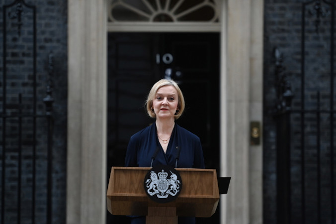 Premier Wielkiej Brytanii Liz Truss wygłasza oświadczenie o rezygnacji przed Downing Street 10 w Londynie, Wielka Brytania, 20.10.2022 r. (ANDY RAIN/PAP/EPA)