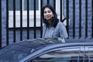 Minister spraw wewnętrznych Wielkiej Brytanii Suella Braverman przybywa na spotkanie gabinetu na Downing Street, Londyn, Wielka Brytania, 18.10.2022 r. (TOLGA AKMEN/PAP/EPA)