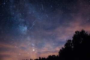 Orionidy to jeden z rojów meteorów, które „promieniują” na naszym niebie. W przeciwieństwie do ich słynnych kuzynów Perseidów, których deszcz możemy obserwować latem, Orionidy pojawiają się na niebie na jesieni. Na zdjęciu ilustracyjnym meteory w nieoznaczonej lokalizacji (<a href="https://unsplash.com/ja/@kreyatif?utm_source=unsplash&utm_medium=referral&utm_content=creditCopyText">Michał Mancewicz</a> / <a href="https://unsplash.com/s/photos/meteor?utm_source=unsplash&utm_medium=referral&utm_content=creditCopyText">Unsplash</a>)