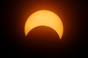 W Polce częściowe zaćmienie Słońca może być wyjątkowo dobrze widoczne: w maksymalnej fazie tarcza słoneczna będzie zakryta w ok. 50 proc. Zjawisko potrwa szacunkowo od godz. 11.15 do 13.35. Na zdjęciu ilustracyjnym zaćmienie Słońca obserwowane w nieoznaczonej lokalizacji (<a href="https://pixabay.com/pl/users/doinkster-2612185/?utm_source=link-attribution&amp;utm_medium=referral&amp;utm_campaign=image&amp;utm_content=1871740">Chris Reich</a> / <a href="https://pixabay.com/pl//?utm_source=link-attribution&amp;utm_medium=referral&amp;utm_campaign=image&amp;utm_content=1871740">Pixabay</a>)
