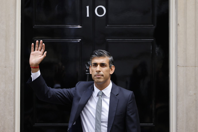 Nowy premier Wielkiej Brytanii Rishi Sunak przybywa na Downing Street, Londyn, Wielka Brytania, 25.10.2022 r. (TOLGA AKMEN/PAP/EPA)