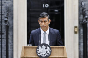 Nowy premier Wielkiej Brytanii Rishi Sunak podczas przemówienia po przybyciu na Downing Street, Londyn, Wielka Brytania, 25.10.2022 r. (TOLGA AKMEN/PAP/EPA)