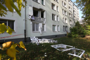 W mieszkaniu na warszawskim Mokotowie wybuchła hulajnoga. Eksplozja wyrwała drzwi i okna
