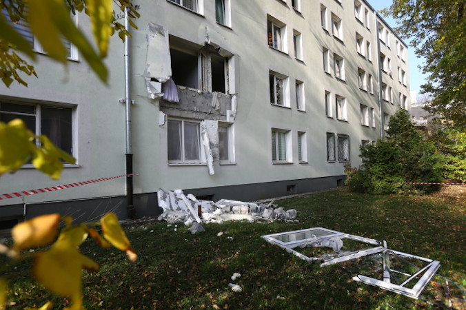 Zniszczenia po wybuchu w jednym z budynków mieszkalnych przy ul. Konduktorskiej na warszawskich Sielcach, 31.10.2022 r. (Rafał Guz / PAP)