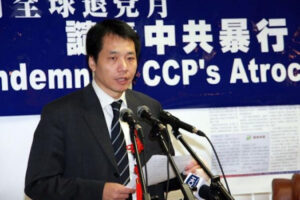 Tang Boqiao, rzecznik Tymczasowego Rządu Chin, przemawia na „Flushing Forum” w Nowym Jorku dwa tygodnie po tym, jak został pobity przez członków gangu wynajętych przez Komunistyczną Partię Chin (Wen Zhong / The Epoch Times)