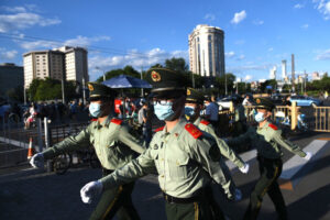 Funkcjonariusze paramilitarnej policji patrolują ulicę po zakończeniu sesji zamykającej Ludową Polityczną Konferencję Konsultatywną Chin (CPPCC) w Pekinie, 27.05.2020 r. (Greg Baker/AFP via Getty Images)