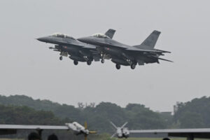 Resort obrony Tajwanu: Osiem samolotów ChRL przekroczyło środkową linię Cieśniny Tajwańskiej