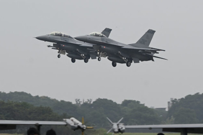 Dwa uzbrojone myśliwce F-16V produkcji amerykańskiej przelatują nad bazą sił powietrznych w Chiayi, południowy Tajwan, 5.01.2022 r. (Sam Yeh/AFP via Getty Images)