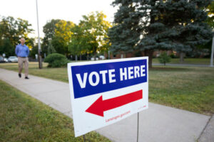 Wyborca zmierza do lokalu wyborczego, aby oddać głos w prawyborach w Michigan, Lansing w Michigan, 2.08.2022 r. (Bill Pugliano / Getty Images)
