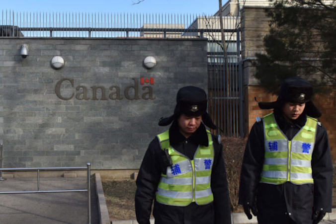 Patrol policji przed ambasadą Kanady w Pekinie, Chiny, 15.01.2019 r. (Greg Baker / Getty Images)