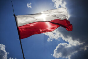 Polska flaga na tle nieba (<a href="https://pixabay.com/pl/users/kaboompics-1013994/?utm_source=link-attribution&amp;utm_medium=referral&amp;utm_campaign=image&amp;utm_content=792067">Karolina Grabowska</a> / <a href="https://pixabay.com/pl//?utm_source=link-attribution&amp;utm_medium=referral&amp;utm_campaign=image&amp;utm_content=792067">Pixabay</a>)