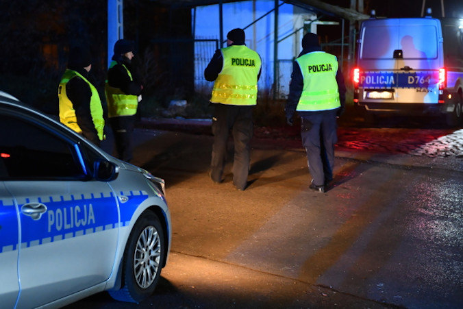 Policja na terenie miejscowości Przewodów w woj. lubelskim, 15.11.2022 r. Na terenie powiatu hrubieszowskiego doszło 15 bm. do eksplozji, która doprowadziła do śmierci dwóch obywateli, służby wyjaśniają okoliczności (Wojtek Jargiło / PAP)
