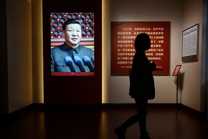 Wizerunek przywódcy Chin Xi Jinpinga widoczny na wystawie o historii Komunistycznej Partii Chin w Czerwonym Budynku Uniwersytetu Pekińskiego, Pekin, Chiny, 7.10.2022 r. (Jade Gao/AFP via Getty Images)