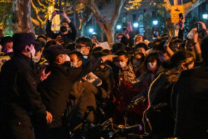 Starcia policji i mieszkańców podczas protestu przeciwko chińskiej polityce zero COVID, Szanghaj, 27.11.2022 r. (Hector Retamal/AFP via Getty Images)
