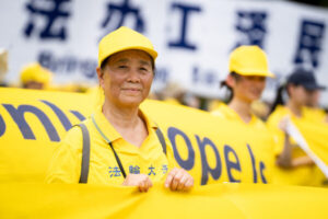 Praktykujący Falun Gong biorą udział w wiecu zorganizowanym na terenie National Mall w Waszyngtonie, 21.07.2022 r., by upamiętnić 23. rocznicę rozpoczęcia prześladowań grupy duchowej Falun Gong przez chiński reżim (Samira Bouaou / The Epoch Times)