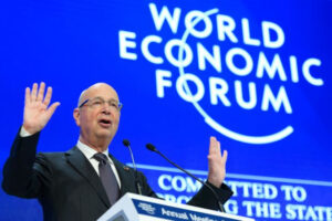 Przewodniczący Światowego Forum Ekonomicznego Klaus Schwab chwali Chiny jako „wzór do naśladowania” dla wielu krajów