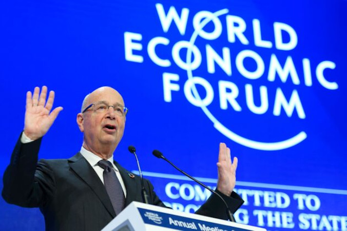 Założyciel i przewodniczący Światowego Forum Ekonomicznego Klaus Schwab podczas sesji Światowego Forum Ekonomicznego, Davos w Szwajcarii, 19.01.2017 r. (Fabrice Coffrini/AFP via Getty Images)