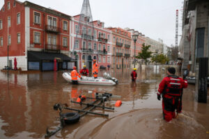W Portugalii intensywne deszcze doprowadziły do powodzi i osunięć ziemi w różnych rejonach kraju