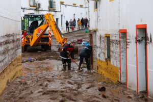 Pracownicy komunalni sprzątają ulicę zalaną błotem po ulewnych deszczach i złej pogodzie, Campo Maior, Portugalia, 13.12.2022 r. (NUNO VEIGA/PAP/EPA)