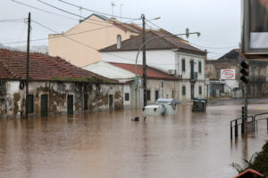Ulica zalana po złej pogodzie w Lizbonie, Portugalia, 13.12.2022 r. (JOAO RELVAS/PAP/EPA)