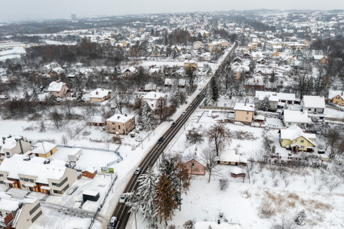 Ulice w Rzeszowie po intensywnych opadach śniegu, 12.12.2022 r. (Darek Delmanowicz / PAP)