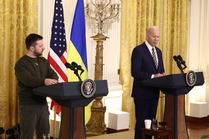 Prezydent Joe Biden (z prawej) i prezydent Ukrainy Wołodymyr Zełenski podczas konferencji prasowej, East Room w Białym Domu, Waszyngton, DC, USA, 21.12.2022 r. (JIM LO SCALZO/PAP/EPA)