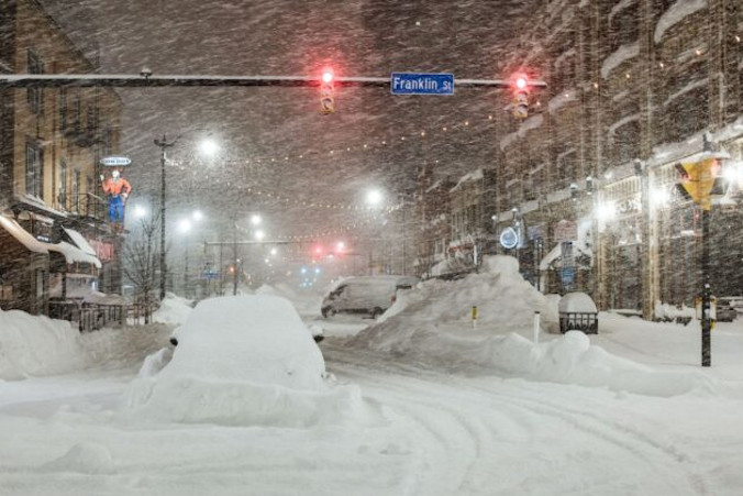 Porzucone pojazdy podczas obfitych opadów śniegu w centrum Buffalo, stan Nowy Jork, 26.12.2022 r. (Joed Viera/AFP via Getty Images)