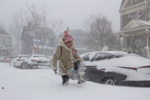 Jessica Chan, mieszkanka Buffalo w stanie Nowy Jork, porusza się w głębokim śniegu podczas burzy śnieżnej, jaka nawiedziła duże obszary Stanów Zjednoczonych, stan Nowy Jork, USA, 24.12.2022 r. (JALEN WRIGHT/PAP/EPA)