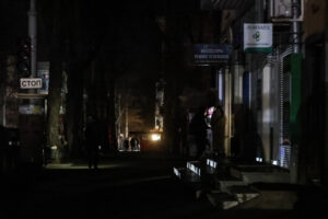 Ulice Odessy po zmroku. Z uwagi na przerwy w dostawach prądu oraz konieczność oszczędzania energii elektrycznej nie działa miejskie oświetlenie, zdjęcia z 2 stycznia, wydane 3.01.2023 r. (Leszek Szymański / PAP)