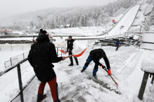 Trwają przygotowania na Wielkiej Krokwi do zawodów Pucharu Świata w skokach narciarskich, które odbędą się w najbliższy weekend w Zakopanem, 10.01.2023 r. (Grzegorz Momot / PAP)