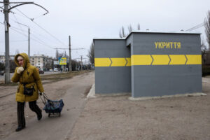 Betonowy schron dla ludności cywilnej przy jednej z ulic Mikołajowa, zdjęcie z 11 stycznia, wydane 12.01.2023 r. (Leszek Szymański / PAP)