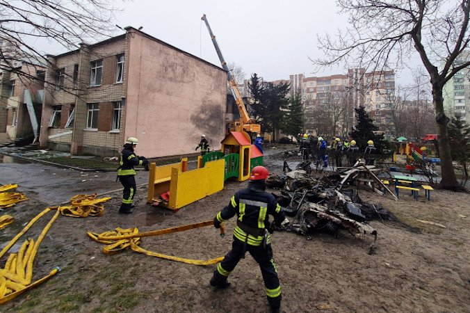 Działania służb ratowniczych na miejscu katastrofy śmigłowca w Browarach k. Kijowa na Ukrainie, 18.01.2023 r. (SERGEY DOLZHENKO/PAP/EPA)