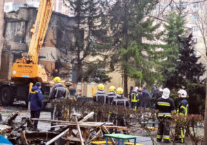 Służby ratownicze pracują na miejscu katastrofy śmigłowca w mieście Browary, niedaleko Kijowa, Ukraina, 18.01.2023 r. (SERGEY DOLZHENKO/PAP/EPA)