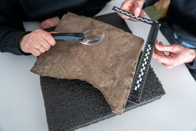 Naukowcy badają najstarszy na świecie kamień runiczny, Oslo, Norwegia, 12.01.2023 r., wydane 17.01.2023 r. Kamień runiczny został znaleziony podczas wykopalisk na cmentarzysku w gminie Hole, w pobliżu Tyrifjorden, w 2021 r., obecnie znajduje się w Oslo (Javad Parsa/PAP/EPA)
