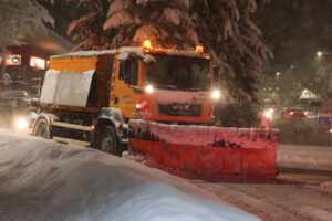 Odśnieżanie ulic w związku z intensywnymi opadami śniegu w Zakopanem, 19.01.2023 r. (Grzegorz Momot / PAP)