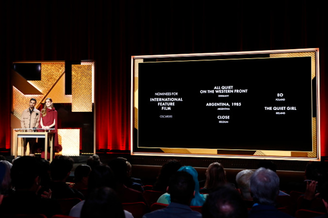 Riz Ahmed i Allison Williams przedstawiają nominacje do Oscara dla najlepszego pełnometrażowego filmu międzynarodowego podczas 95. ceremonii nominacji do Oscara, Samuel Goldwyn Theatre w Beverly Hills, Kalifornia, USA, 24.01.2023 r. (CAROLINE BREHMAN/PAP/EPA)