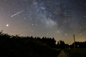 W nocy z czwartku na piątek naszą planetę minie planetoida o nazwie 2023 BU. Na zdjęciu ilustracyjnym meteor zaobserwowany blisko Drogi Mlecznej, miejsce obserwacji nieoznaczone (<a href="https://unsplash.com/es/@arthur_gd?utm_source=unsplash&amp;utm_medium=referral&amp;utm_content=creditCopyText">Arthur Debons</a> / <a href="https://unsplash.com/photos/6xNny78Km1A?utm_source=unsplash&amp;utm_medium=referral&amp;utm_content=creditCopyText">Unsplash</a>)