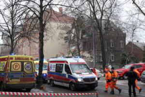 Akcja ratownicza w miejscu wybuchu gazu w trzypiętrowej kamienicy w Katowicach-Szopienicach, 27.01.2023 r. (Michał Meissner / PAP)