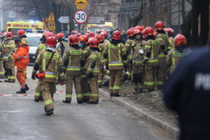Strażacy w miejscu wybuchu gazu w trzypiętrowej kamienicy w Katowicach-Szopienicach, 27.01.2023 r. (Michał Meissner / PAP)