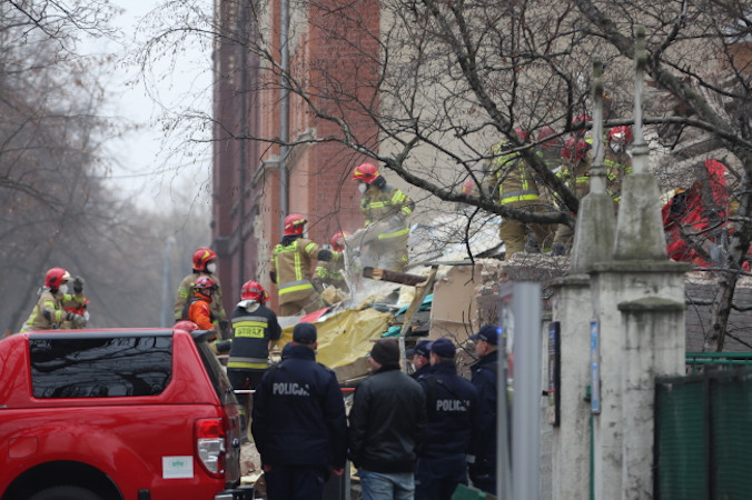 Akcja poszukiwawczo-ratunkowa w miejscu wybuchu gazu w trzypiętrowej kamienicy w Katowicach-Szopienicach, 27.01.2023 r. W wyniku eksplozji doszło do zawalenia budynku (Michał Meissner / PAP)