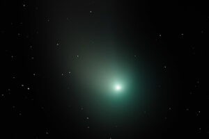 Kometa coraz bliżej Ziemi, jej obserwację ułatwi lornetka