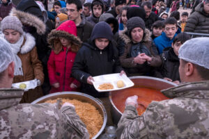 Ludzie otrzymują darmowe posiłki, rozdawane po trzęsieniu ziemi w Diyarbakir, południowo-wschodnia Turcja, 6.02.2023 r. (REFIK TEKIN/PAP/EPA)