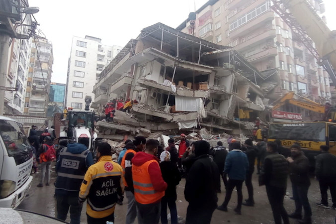 Ratownicy szukają ofiar w zniszczonym budynku po silnym trzęsieniu ziemi w Diyarbakir, na południowym wschodzie Turcji, 6.02.2023 r. (DENIZ TEKIN/PAP/EPA)