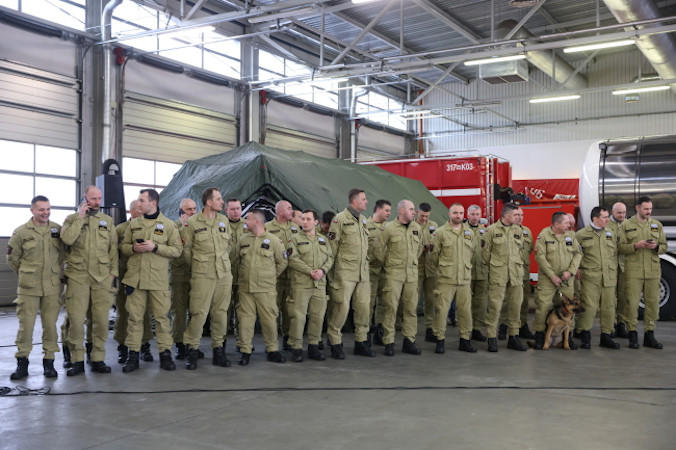 Strażacy, którzy wylatują na misję do Turcji, na terenie Jednostki Ratowniczo-Gaśniczej nr 17 w Warszawie, 6.02.2023 r. (Leszek Szymański / PAP)