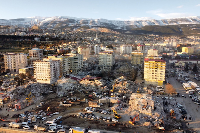Gruzy zawalonych budynków w mieście Kahramanmaraş, południowo-wschodnia Turcja, zdjęcie wykonane przy użyciu drona, 8.02.2023 r. (ABIR SULTAN/PAP/EPA)