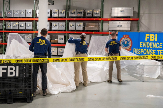 Funkcjonariusze Evidence Response Team należącego do FBI zajmują się częściami chińskiego balonu wysokościowego, który Stany Zjednoczone zestrzeliły i odzyskały u wybrzeży Karoliny Południowej, USA, 5.02.2023 r., zdjęcie udostępnione przez FBI, wydane 9.02.2023 r. (FBI HANDOUT/PAP/EPA)